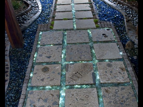 recycled tumbled glass rock for garden decoration